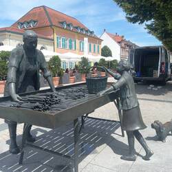 Sculpture 'Schwetzinger Spargelfrau' (Asparagus Woman)