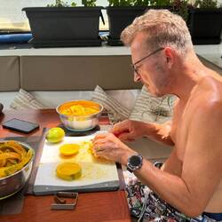 die am Weg eingesammelten Mangos werden aufbereitet zum Einfrieren