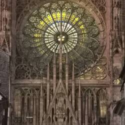 Auf dem Weg zum Flammkuchen zeigt mir Clarisse, dass nachts die Rosette angeleuchtet wird