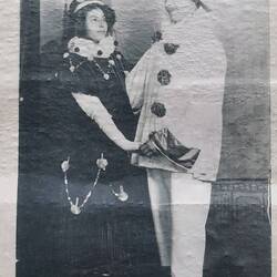 Es geht um Kölner Fotostudios, also gibt es natürlich auch Bilder in Kostümen