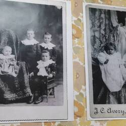 Die Mütter wollten nicht aufs Bild, aber damit die Kinder still blieben, versteckten sie sich...