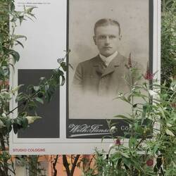 Die ganze Straße entlang sind überall Fotos ausgestellt.