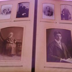 Fotoalben wurden z. B. von Sissy auch wie Sammelalben verwendet für Fotos von Berühmtheiten