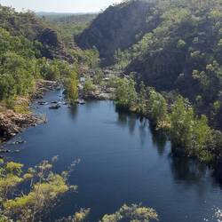 Lelyin Trail - Blick auf den Middle Pool. Da darf man nicht baden, kommt auch nicht ans Ufer.