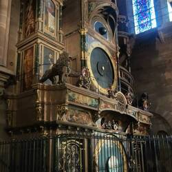 Um 12.30 bewegen sich wohl mehrere Figuren, aber das passt mir zeitlich nicht.