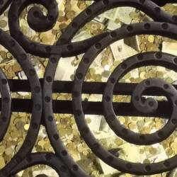 Ob das geplant war, dass die Leute Geld durch das Gitter im Boden werfen?