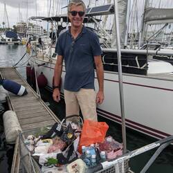 Christoph fiero della spesa per la cambusa