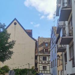 Das weiße Haus rechts ist mein Wohnhaus