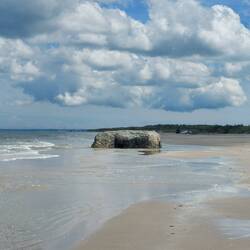 Ein sehr verfallener Bunker am Strand