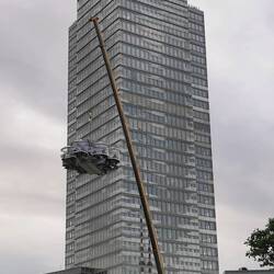 Die spinnen, die Kölner! Dinner am Kran hängend!