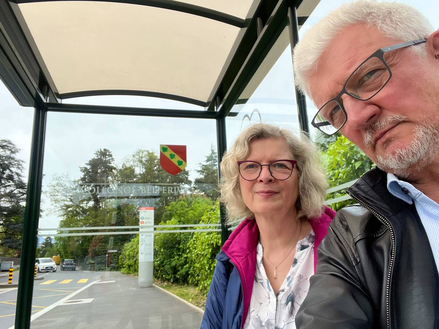 Mit dem Bus fahren wir in die Stadt.