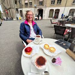 Wir genießen Kaffee und Törtchen.