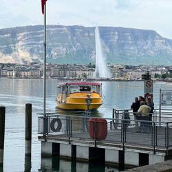 Mit dem ÖPNV Boot überqueren wir den See.