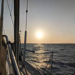 Ormeggiati in rada con l'ancora, si parte alle prime luci del mattino