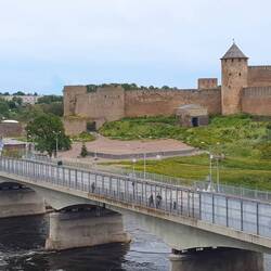 Iwanograd, die Burg auf der anderen Seite der Narva und die Fußgängerbrücke, die heute trennt..