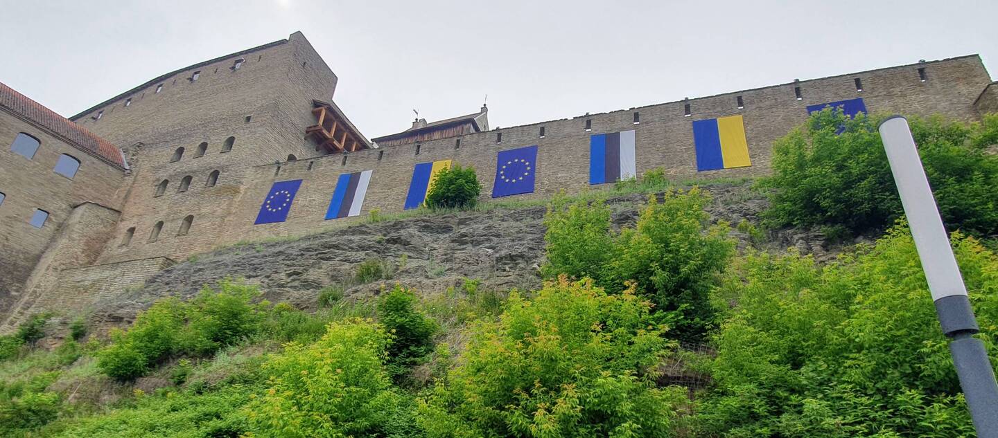 Narvas Burg, die so nach Russland schaut