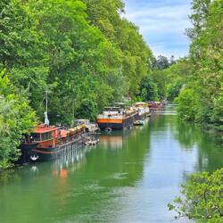 Hausboote auf dem Kanal Charles-Quint