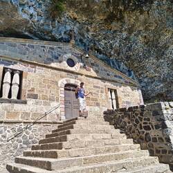 Chapelle dans une grotte... Bon il cherche leur curé et la clé apparemment...