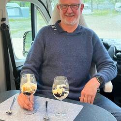 Heute Abend wird im warmen Mobil gegessen, wir genießen einen beerigen Nachtisch.