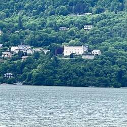 Auf der anderen Seeseite: Chateau de Bourdeau
