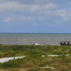 Kitesurfer. Schwer zu erkennen weil mein Handy bei Zoom nicht scharf gestellt hat