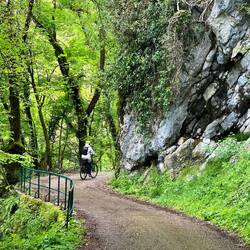 ... und schmaler Straße hoch zum Chateau...