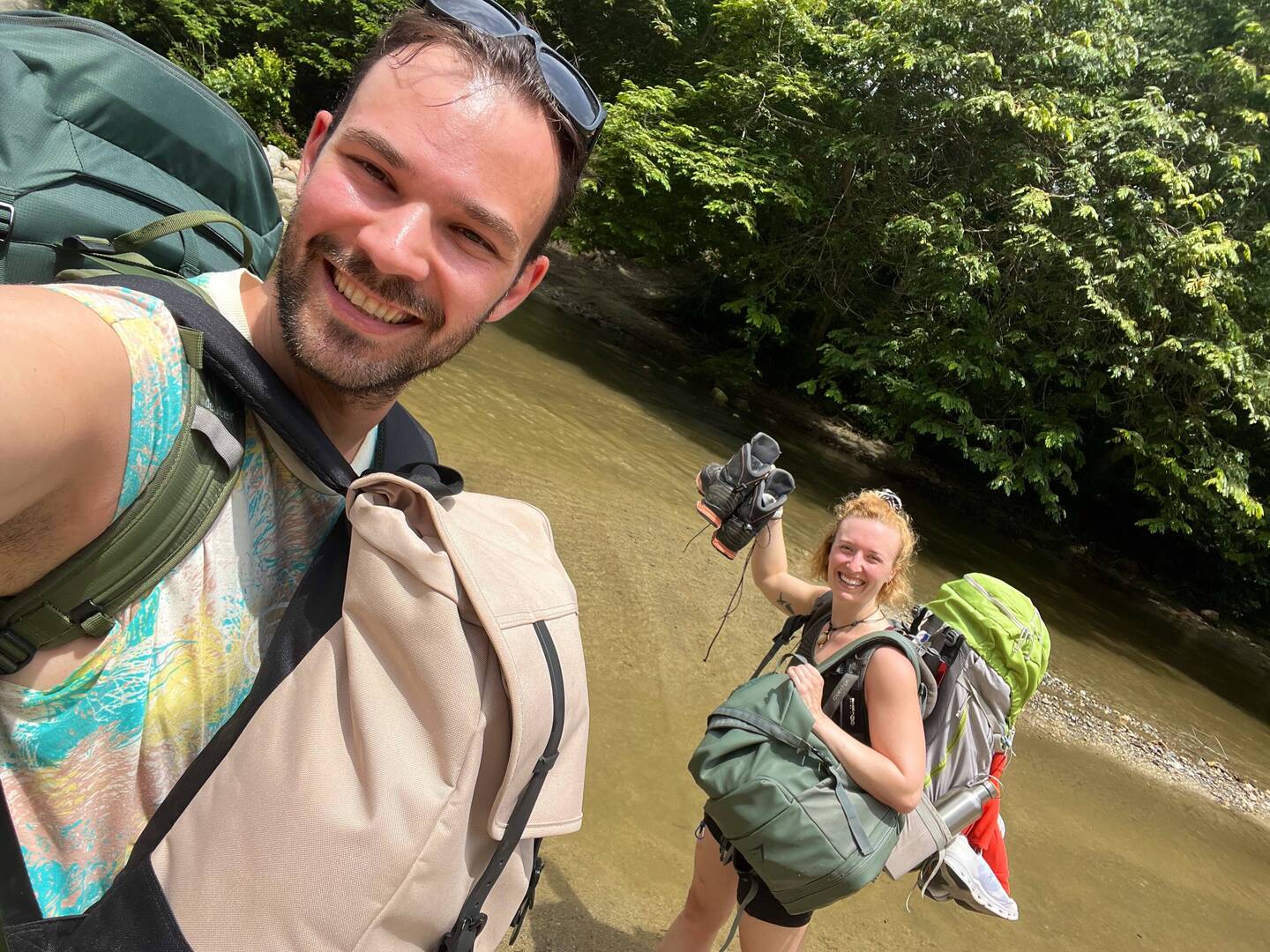 Flussdurchqueerung mit kompletten Gepäck