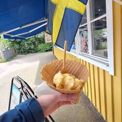 Lecker Eis - lieben Dank an den Verein, die Kugel hat satte 4 EUR gekostet...