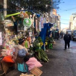 Cholita an ihrem Marktstand mitten auf der Straße