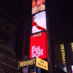 Time Square.. es wahrs Spektakel und für Epileptiker eher ungeeignet..