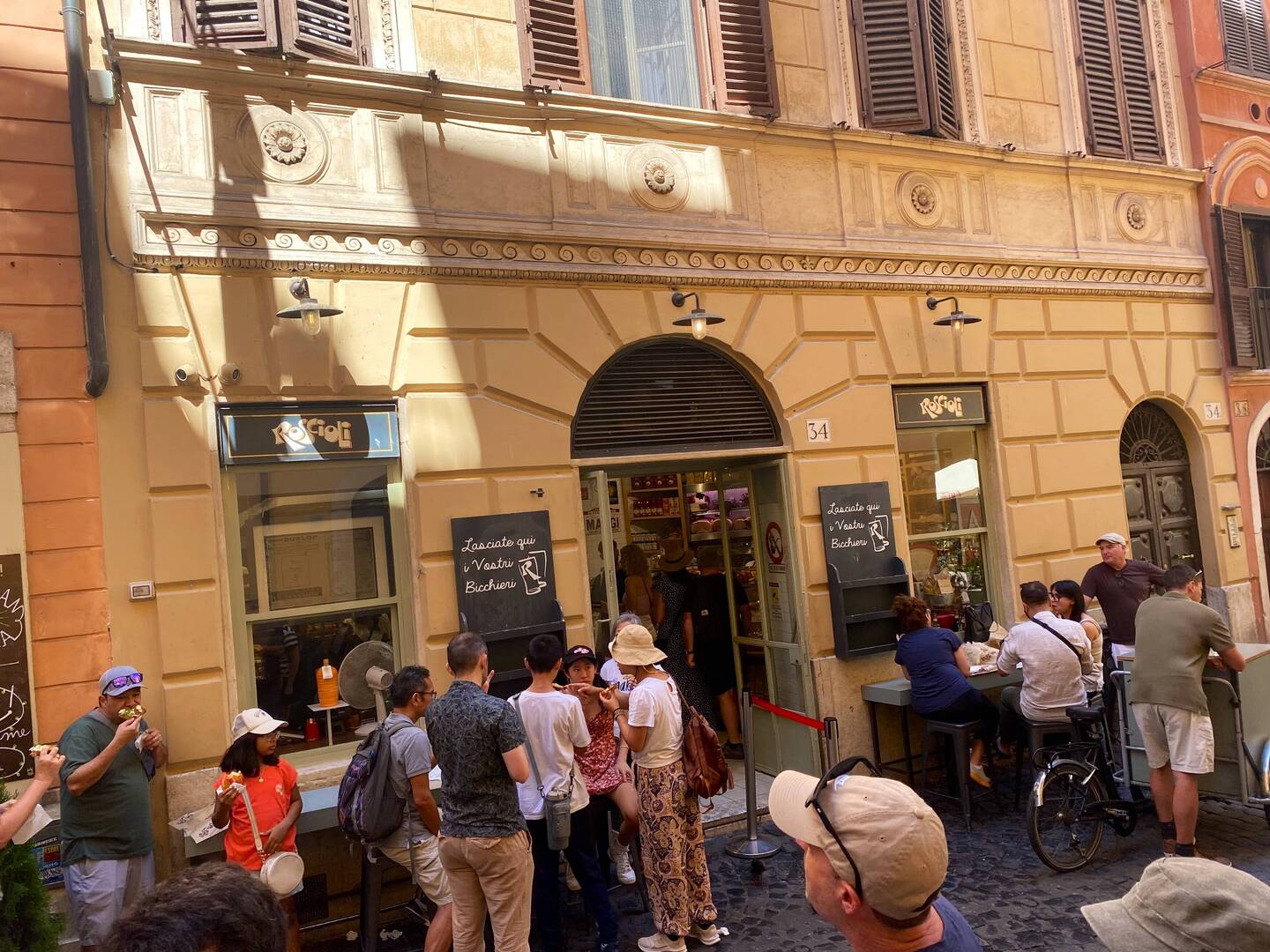Food tour pizza stop