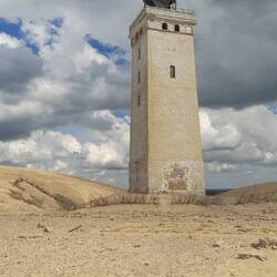 ... und droht erneut ins Meer abzurutschen bzw von der Wanderdüne verschluckt zu werden