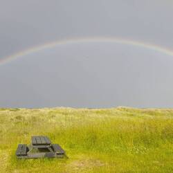 Idyllischer Naturraum mit Regenbogen