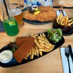 unser super Abendessen: überbackener Käse und Wiener Schnitzel ☺️