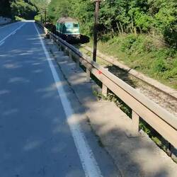 Ein schleichender Zug in der Schlucht