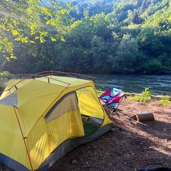 Ein herrlich idyllischer Zeltplatz am Fluß - heute mal nur mit Innenzelt