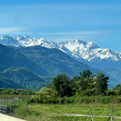 Schneebedeckte Berge auf der Fahrt zum Mittelmeer
