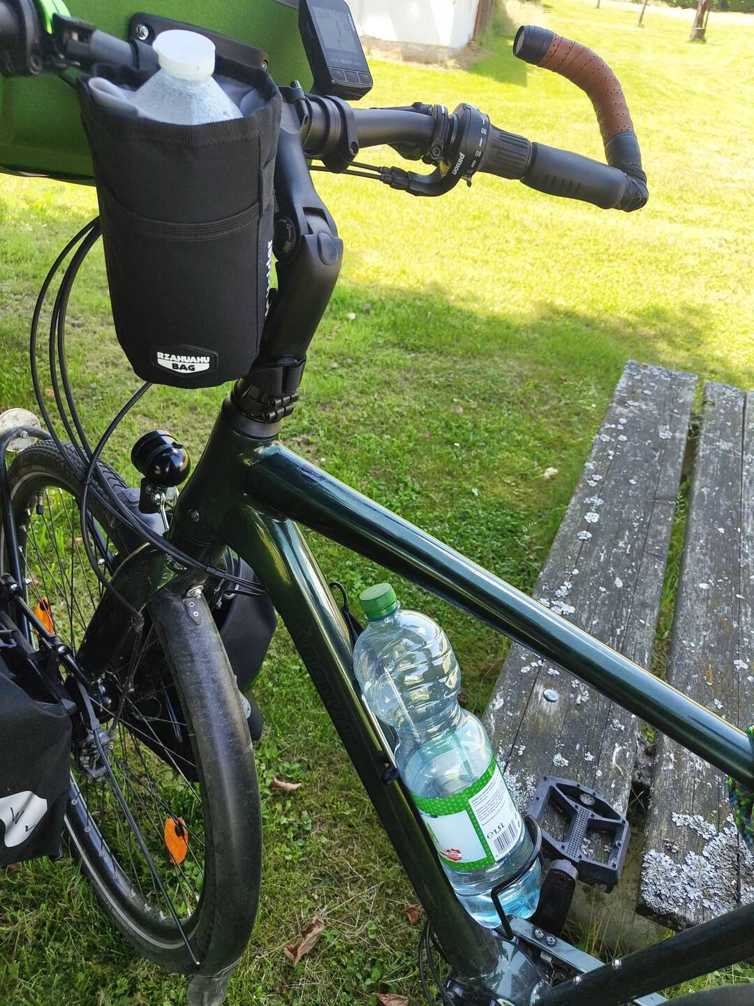 Trinksituation am Rad. Hinten ist noch eine grosse Flasche