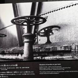 Die Explosion hat die Teerwand ausgeblichen, nur im "Schatten" des Hahns nicht.