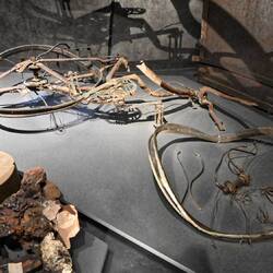 Reste eines Fahrrads im stillsten Museum, in dem ich jemals war.