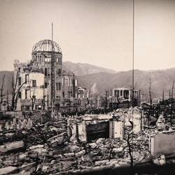 Nur einige Häuser aus Stein standen noch nach der gewaltigen Detonation.