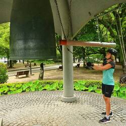 Ein Mal die große Friedensglocke schlagen.