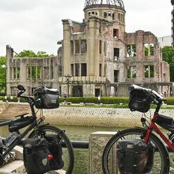 Der Atomic Dome ist als Mahnmal erhalten worden. Im Innern liegen noch Trümmer.