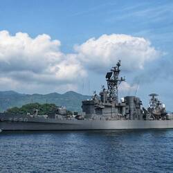 Viele Marineboote (auch U-Boote) sehen wir auf dem Hinweg. Auch eine US Militärbasis.