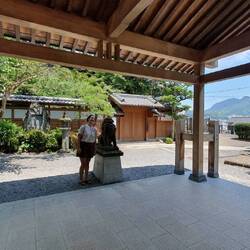 Löwenstatue im Shintoistischen Suwa Schrein.