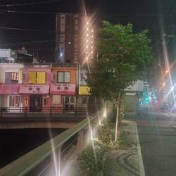 Blick auf einen der Kanäle und eine Art Kanalinsel bei Nacht ✨️