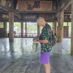 ...und dem Senjo-Kaku Schrein vorbei.