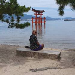Ein letztes Mal erfreuen wir uns an dem schönen Blick auf den Itsukushima-Schrein .