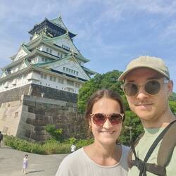 Nahaufnahme der schiefen Burg von Ōsaka.