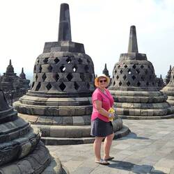 Auf der höchsten begehbaren Ebene von Borobudur